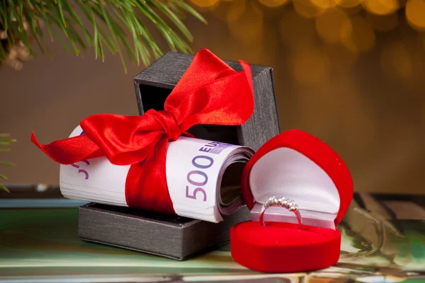 Regalo di Natale, Banconote in euro con nastro. Focus nel nastro . — Foto Stock