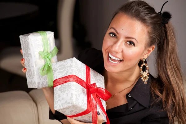 Jovem mulher feliz com um presente — Fotografia de Stock