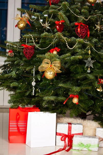 装饰过的圣诞树和礼物 — 图库照片