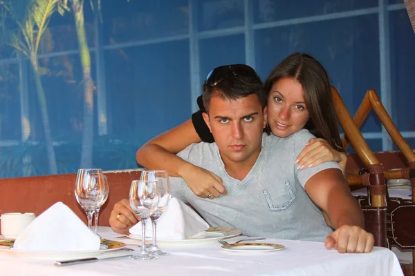 Mladý pár v restauraci resort — Stock fotografie
