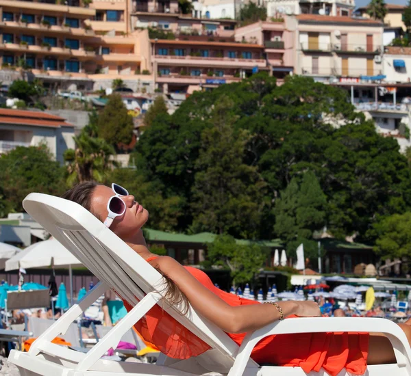 Primer plano de una joven mujer relajándose en la playa — Foto de Stock