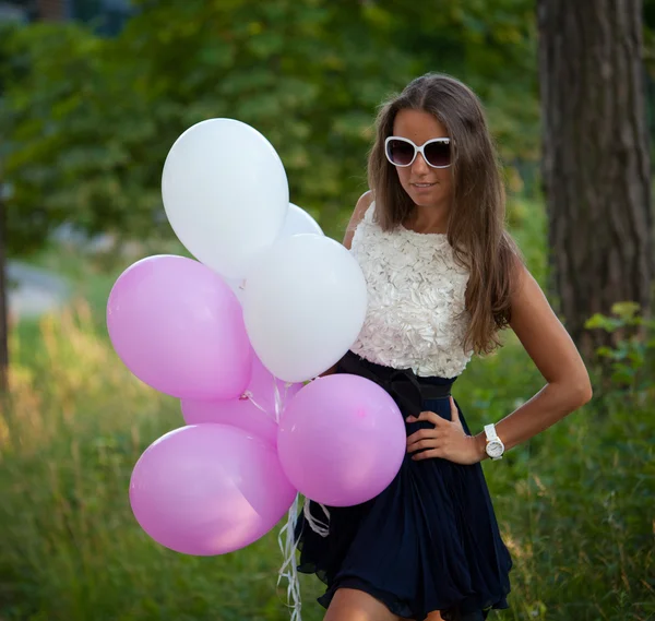 Felice giovane donna di moda — Foto Stock