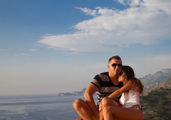 Pareja feliz relajándose en el techo de un hotel — Foto de Stock