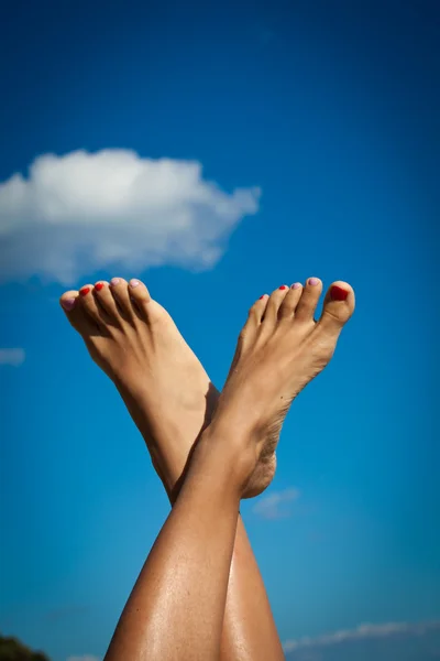 Женщина красивые ноги — стоковое фото