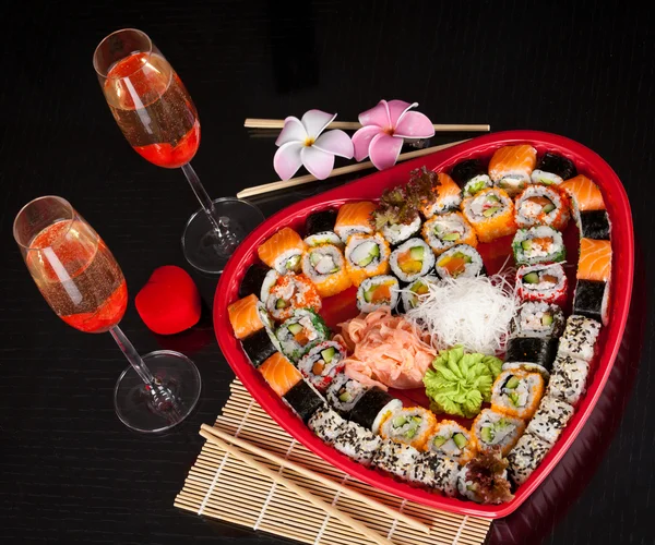 Pyszne sushi. duże sushi dla kilku osób. — Zdjęcie stockowe