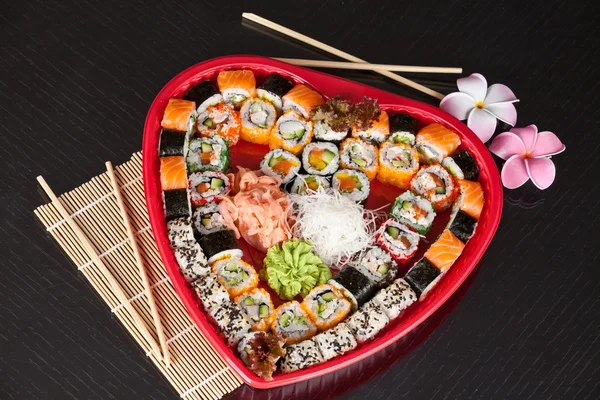 Delicioso sushi. Set de sushi grande para pocas personas . — Foto de Stock