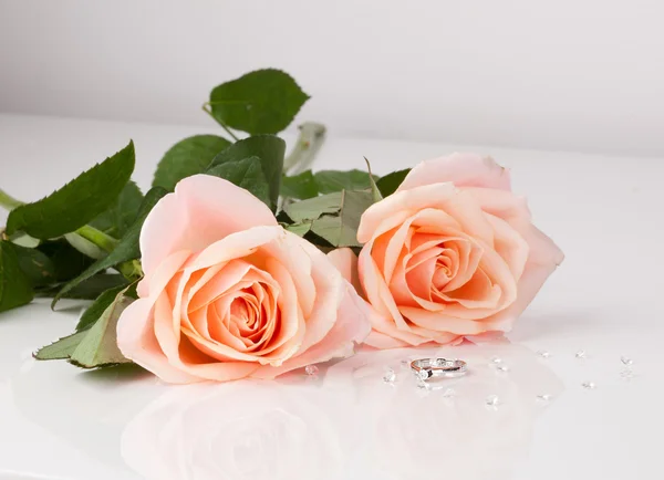 Beautiful diamond ring with pink roses — Stock Photo, Image