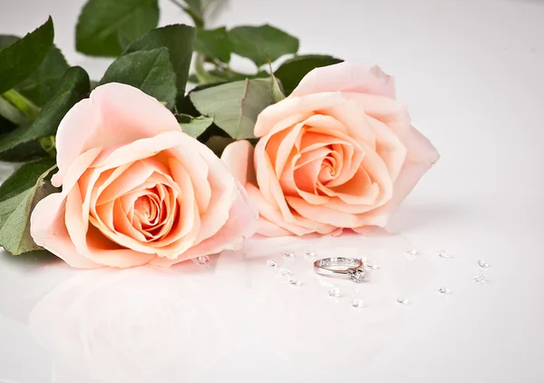 Beautiful diamond ring with pink roses — Stock Photo, Image