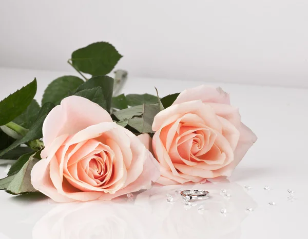 Beautiful diamond ring with pink roses — Stock Photo, Image