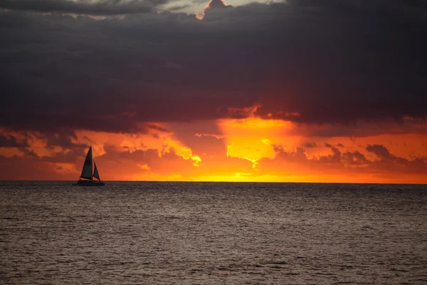 Uma foto do pôr do sol em Waikiki, Honolulu, Havaí — Fotografia de Stock