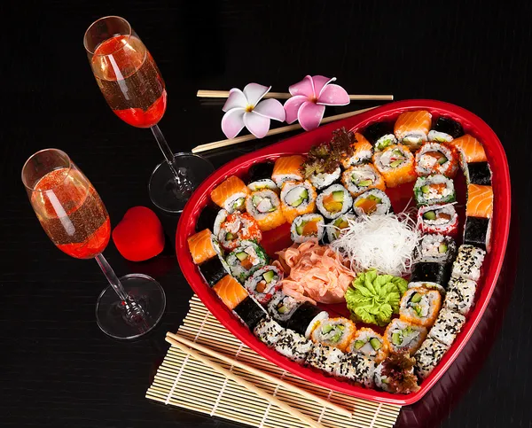 Pyszne sushi. duże sushi dla kilku osób. — Zdjęcie stockowe