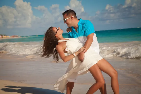 Atraente jovem casal na praia — Fotografia de Stock