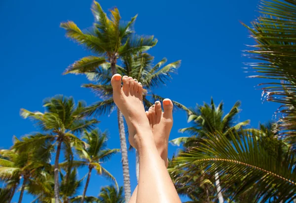 Piernas de belleza de mujer con pedicura de moda en la playa — Foto de Stock