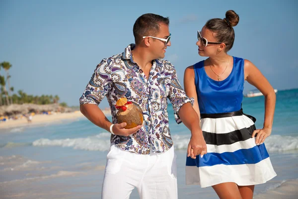 Ritratto di felice bella coppia godendo in spiaggia — Foto Stock