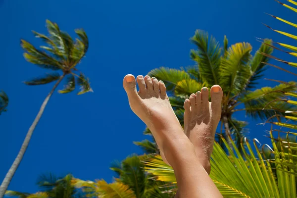 Woman's legs on holiday background — Stock Photo, Image