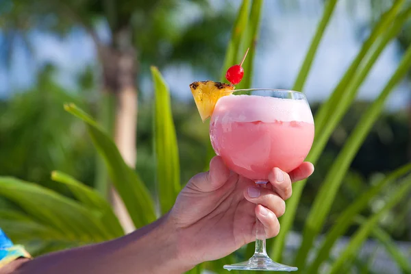 Hand with cocktail — Stock Photo, Image