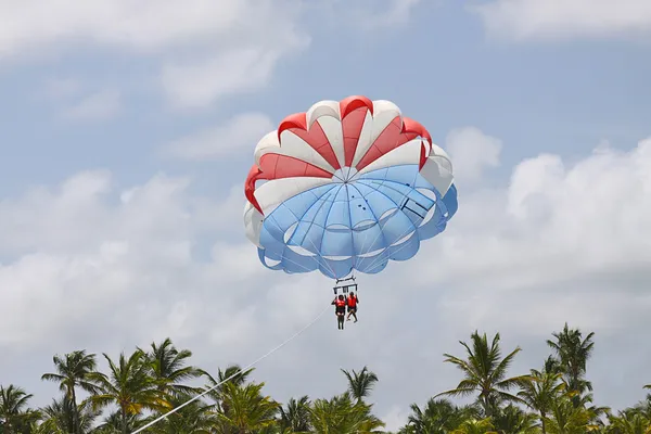 Parasailing tillsammans i sommar — Stockfoto