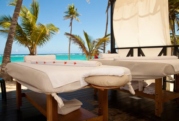 Massagebänkar i tropisk strand Royaltyfria Stockfoton