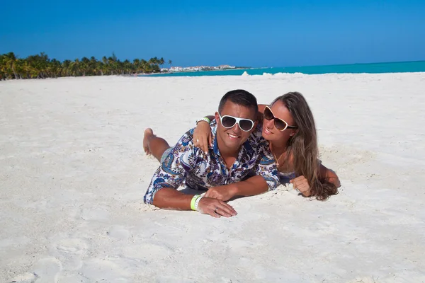 Beach fun couple travel — Stock Photo, Image