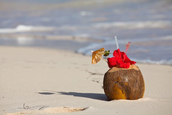 Cocktail-Drink am Strand — Stockfoto