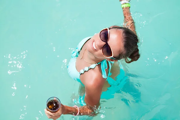 Woman holding cocktail on a tropical vacation — Stock Photo, Image
