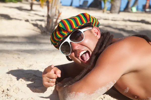 Homem Banho de sol na praia — Fotografia de Stock