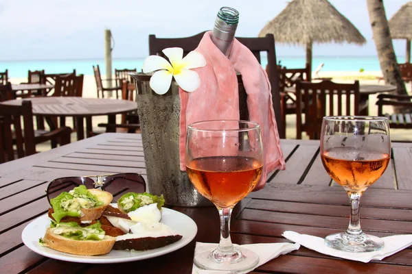 Petit déjeuner à l'hôtel au bord de la mer — Photo