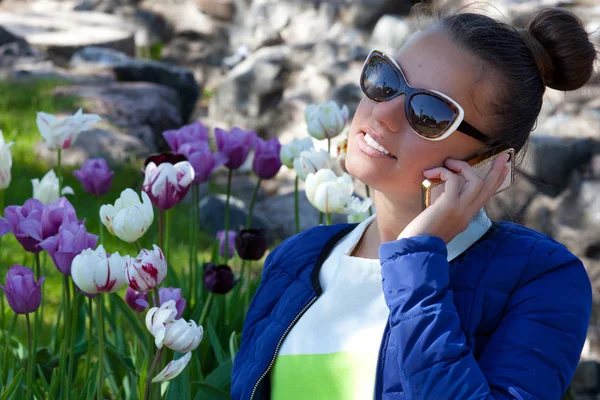 Retrato de una mujer sonriente hablando por teléfono — Foto de Stock