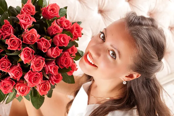 Schöne Frau mit einem Strauß Rosen — Stockfoto