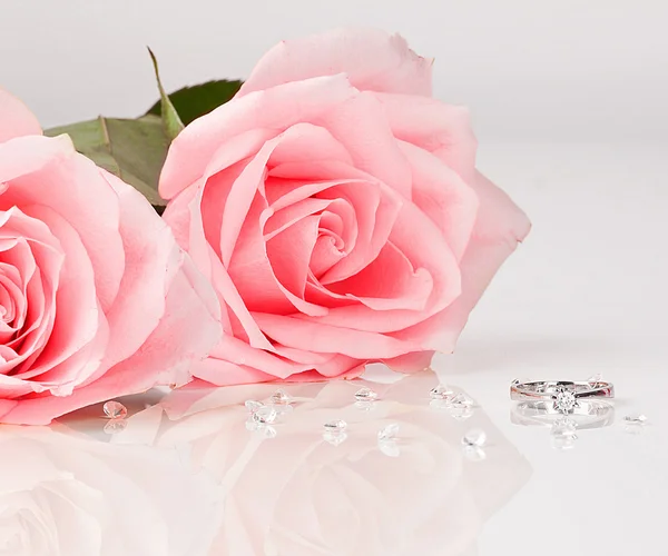 Beautiful diamond ring with pink roses — Stock Photo, Image