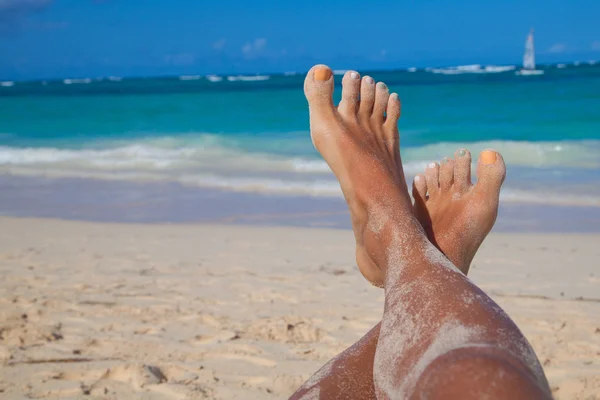 Sandy legs on the beach — Stock Photo, Image