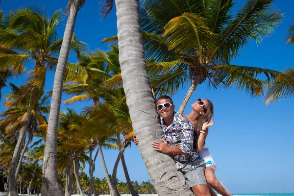 Urlauberpaar entspannt sich verliebt am Strand. — Stockfoto