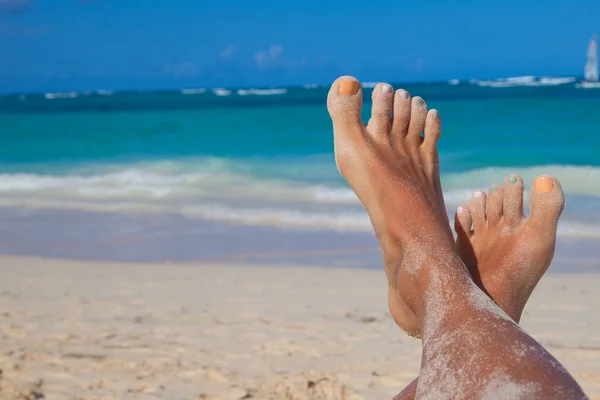 Песчаные ножки на пляже — стоковое фото