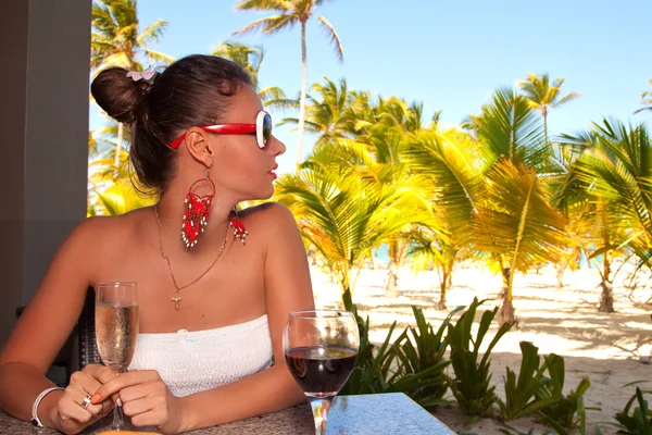 Menina relaxante desfrutando de estilo de vida de luxo — Fotografia de Stock