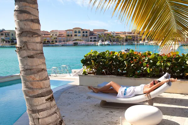 Ganska ung flicka vilar på luxury villa — Stockfoto