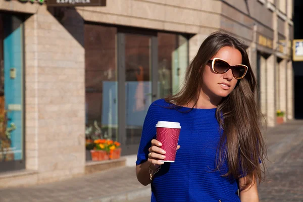 Kobieta cieszy się świeżo parzoną kawą — Zdjęcie stockowe