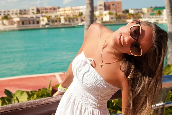 Young attractive woman near the Caribbean sea on a summer day — Stock Photo, Image