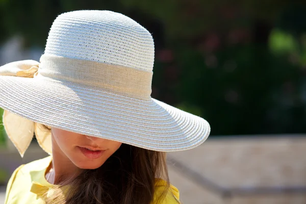 Retrato de chica romántica en sombrero de verano — Foto de Stock