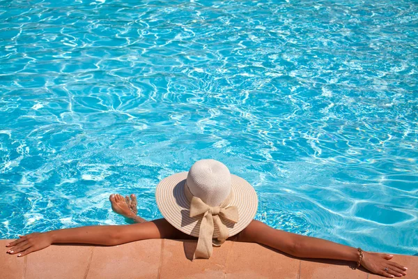 Relajarse en una piscina — Foto de Stock