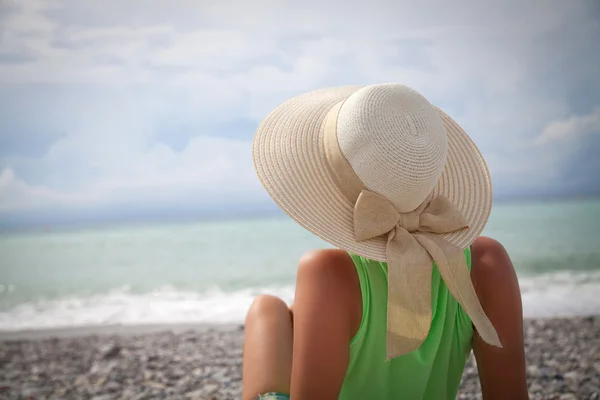 Mulher de chapéu na praia — Fotografia de Stock