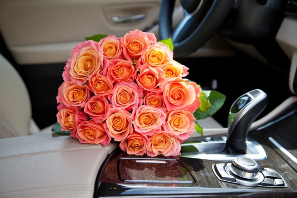 자동차 좌석에 꽃다발 — 스톡 사진