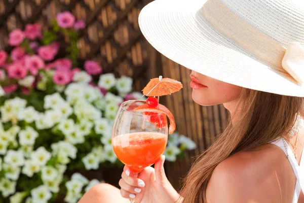 Sommar semester kvinnan leende drink tropisk cocktail — Stockfoto