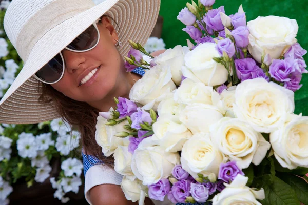 白いバラの花束を持つ少女の笑顔 — ストック写真