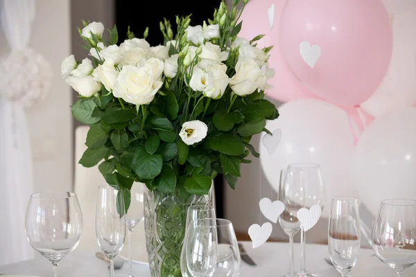 Decoración de la mesa con mesa de flores — Foto de Stock