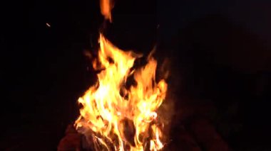 Ateş, ateş, gece közleri. Koyu arkaplan. 