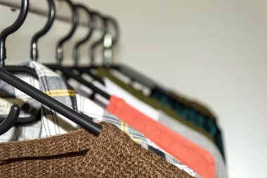 Beyaz elbise askısı, siyah plastik askılar.. 