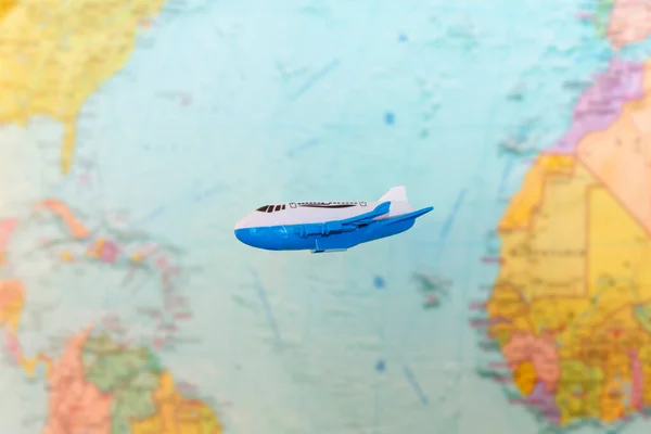 Bulanık Arkaplan Dünya Haritası Oyuncak Uçak — Stok fotoğraf