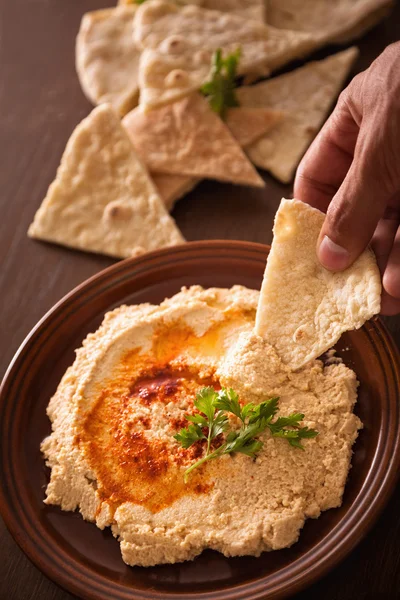 Äta hummus — Stockfoto