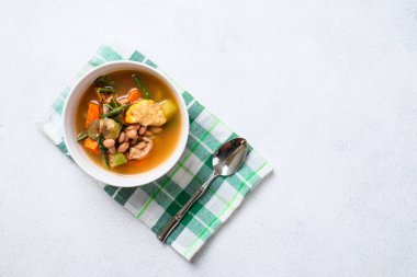 Sayur Asami beyaz arka planda beyaz kâseye yakın dur. Tipik Endonezya mutfağı