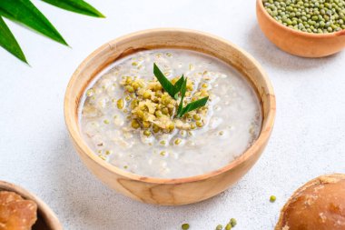 Bubur Kacang Hijau. Hindistan cevizi sütlü fasulyeli Java tatlı lapası. Toprak saklama kabında servis edilmiş. Ramazan ayında oruç tutmak için popüler bir başlangıç yemeği